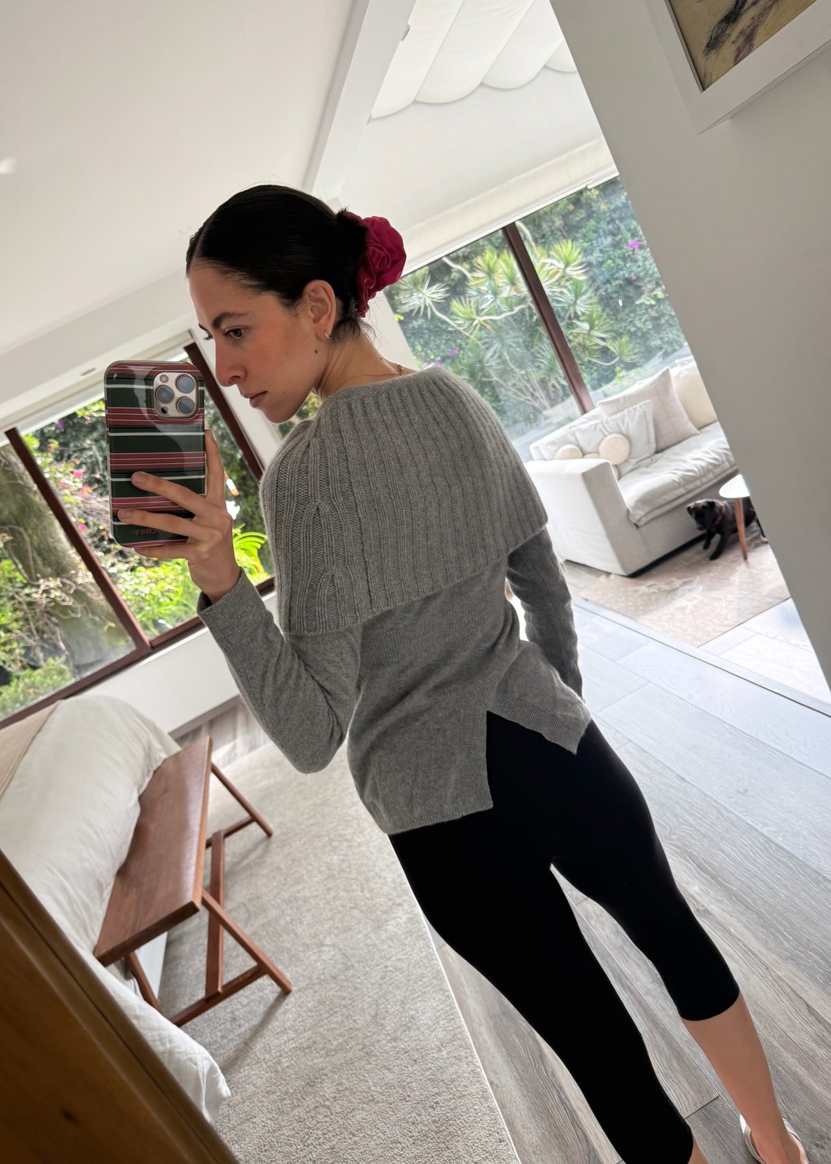SUÉTER GRIS CON CUELLO PLEGABLE