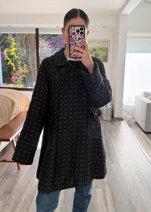 ABRIGO NEGRO CON PRINT