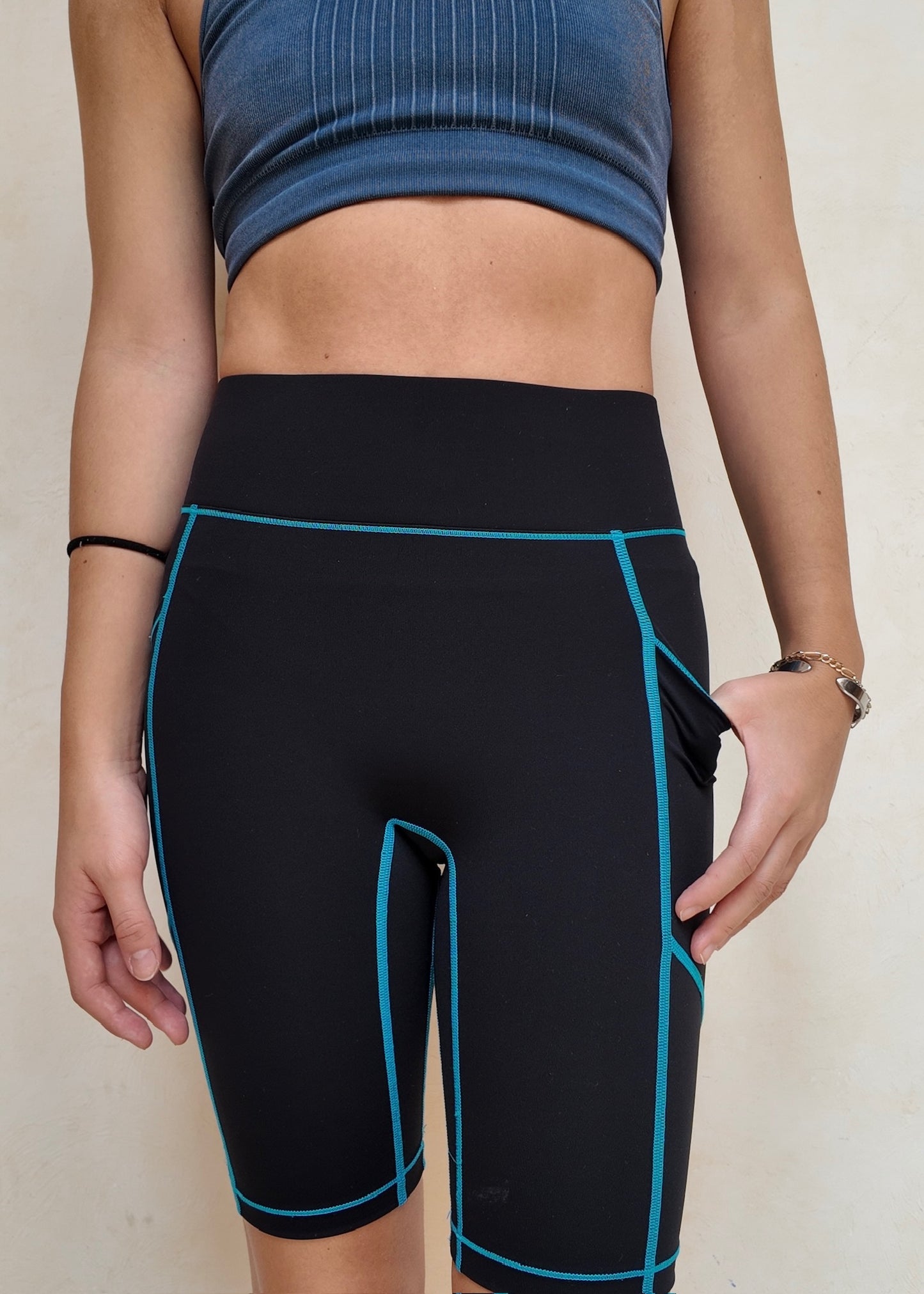 BIKER SHORTS COSTURAS AZULES
