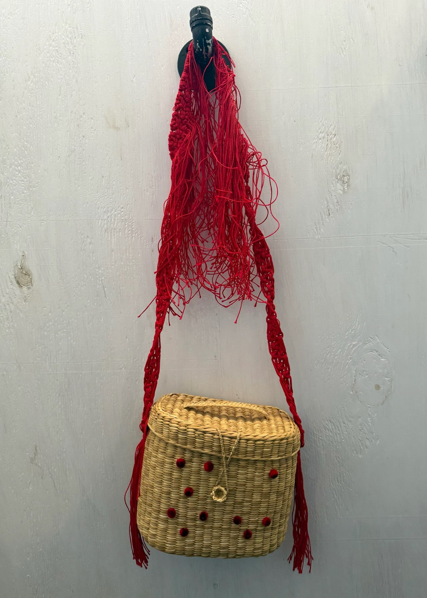 STRAW BAG CON DETALLES ROJOS