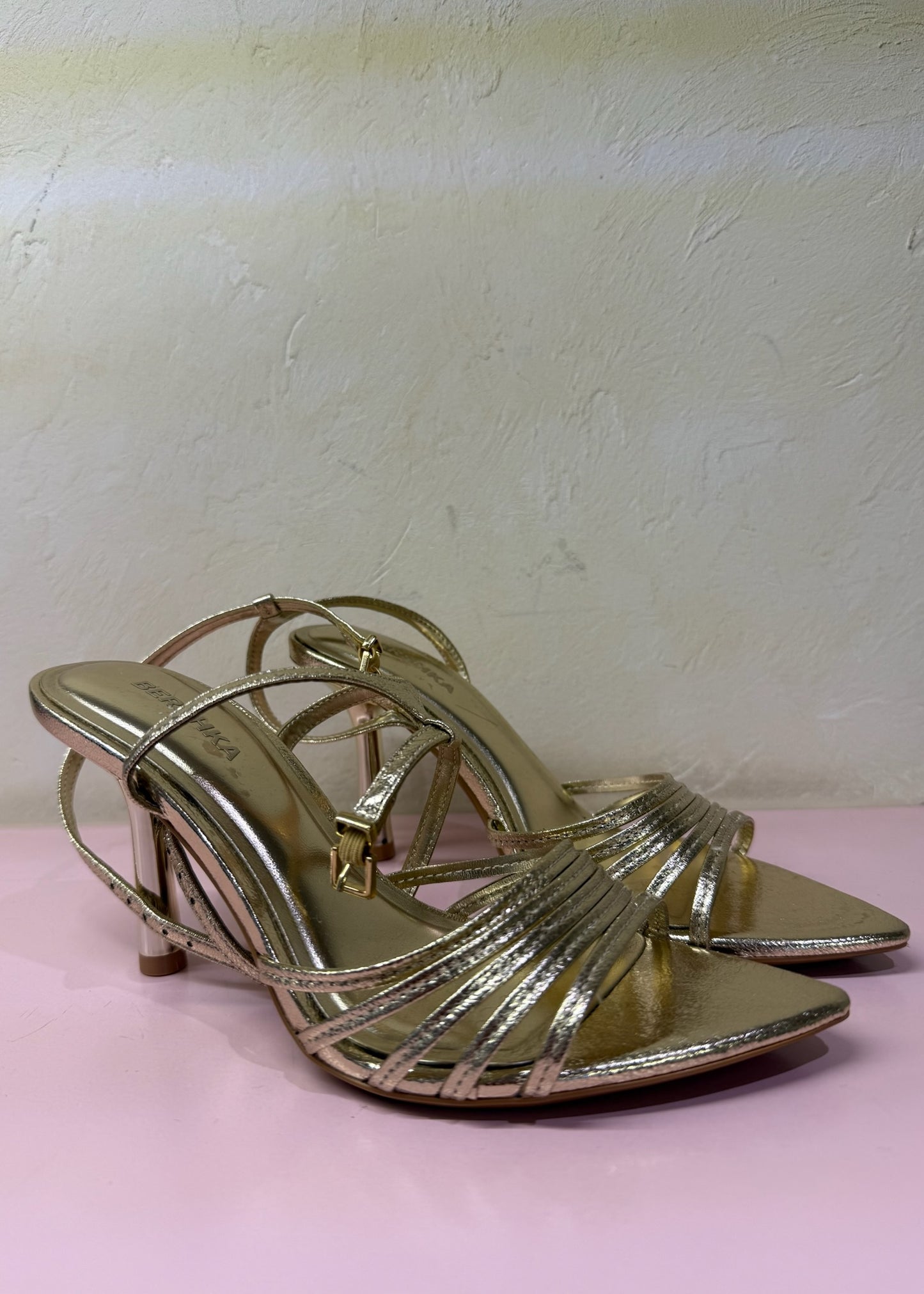 TACÓN DORADO CON STRAPS