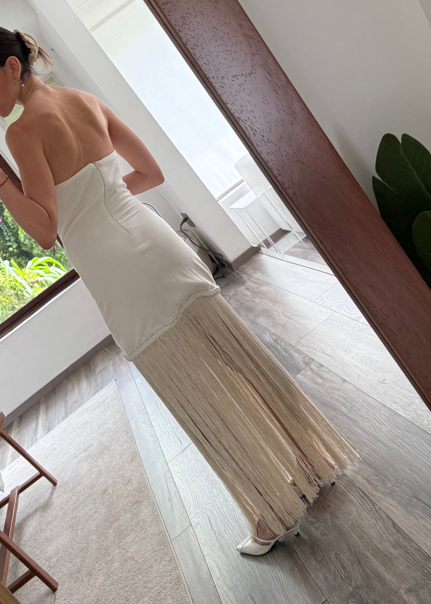 VESTIDO STRAPLESS CON FLECOS