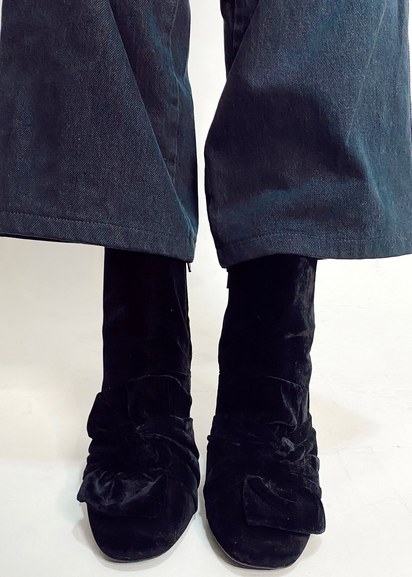 CROSSED VELVET BOOTIES